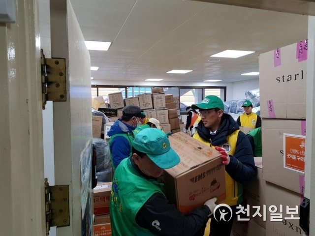 Shincheonji volunteer group's (SVG) Sokcho branch provided victims with direct aid relief. (Photo by: Shincheonji Volunteer Group Sokcho branch) ⓒCheonji Daily 12.4.2019