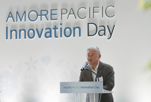 아모레퍼시픽그룹이 지난 10일부터 12일까지 서울 용산구 아모레퍼시픽 본사에서 혁신 상품 아이디어 발굴을 위한 AP 이노베이션 데이(AP innovation day)를 진행했다. 사진은 아모레퍼시픽 서경배 회장 (제공: 아모레퍼시픽)