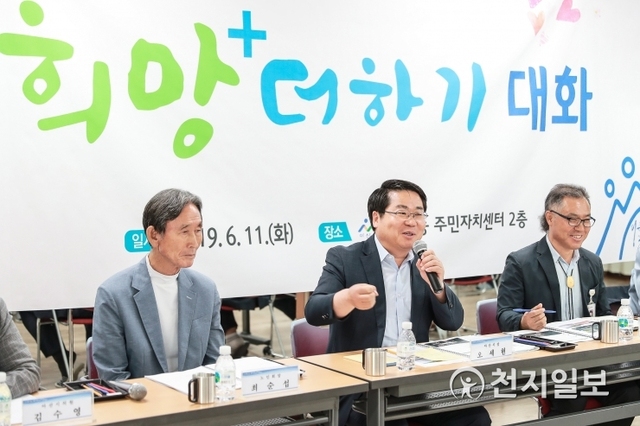 오세현 아산시장이 11일 온양5동을 방문해 ‘시민과 함께하는 희망 더하기 대화’를 진행하고 있다. (제공: 아산시) ⓒ천지일보 2019.6.13