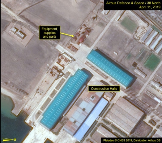 12일(현지시간) 미국의 북한전문매체 38노스는 최근 위성사진을 분석한 결과 북한 신포조선소에서 부품이나 장비 등이 건조용 건물 인근으로 옮겨진 모습이 확인됐다며 북한이 이곳에서 탄도미사일 발사가 가능한 잠수함을 계속 건조하고 있는 정황이 포착됐다고 주장했다. 관련 위성 사진. (출처: 38North) 2019.6.13