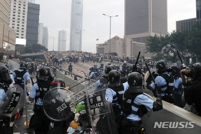 홍콩 경찰들이 12일 입법회 근처 도로에서 범죄인 인도법 개정에 반대하는 시위대와 대치하고 있다. (출처: 뉴시스)