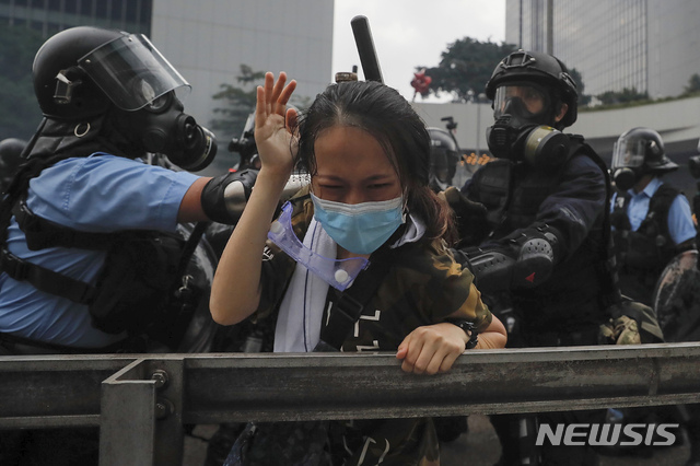 홍콩 경찰들이 12일 입법회 근처 도로에서 범죄인 인도법 개정에 반대하는 시위대를 진압하고 있다. (출처: 뉴시스)