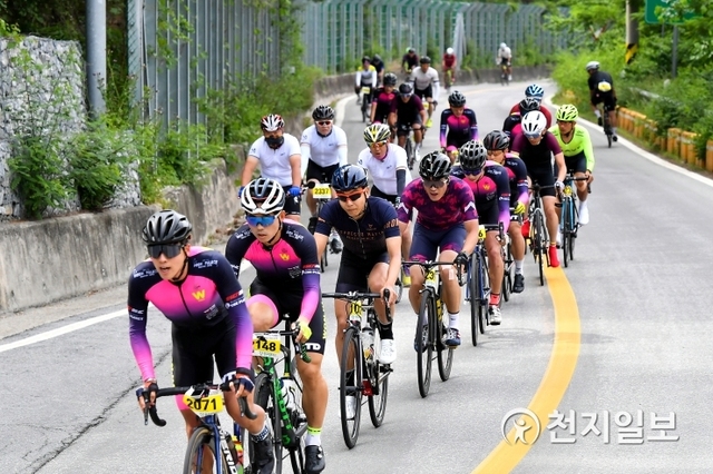 사진은 지난해 정선군 전국 자전거 동호인 잔전거 대회에 참가한 동호회원들이 힘찬 레이스를 펼치고 있다. (제공: 정선군청) ⓒ천지일보 2019.6.13