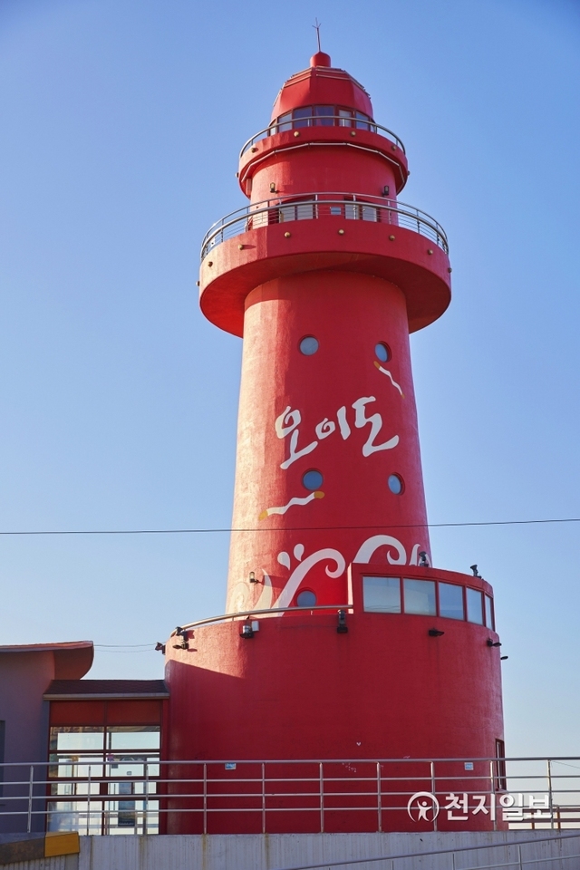 오이도 해안길 중심에 위치한 랜드마크 ‘빨강등대’ (제공: 시흥시청) ⓒ천지일보 2019.6.13