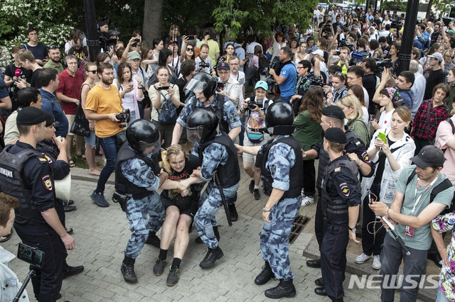 【모스크바=AP/뉴시스】 러시아 독립기념일인 12일(현지시간) 모스크바에서 1500명이 경찰의 비리와 언론의 자유를 촉구하는 시위에 나섰다. AP통신에 따르면 현지 시민단체는 이날 시위에서 400명 이상이 체포됐다고 밝혔다.