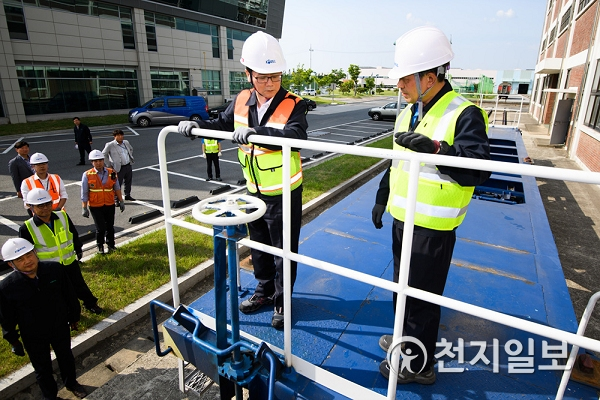 손병석 코레일 사장(왼쪽)이 13일 대전철도차량정비단을 찾아 열차 연결·분리 작업자의 사고 방지를 위한 시설물을 점검하고 있다. (제공: 코레일) ⓒ천지일보 2019.6.13