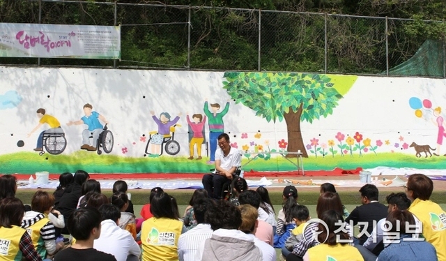 Mr. Gukhyeon Kim, Jeonnam Disabled People’s Lawn Balls Association’s manager, gave a lecture on ‘Understanding Disability Education’ for local youth and the wall-painting volunteers on the 4th. (Photo by: Shincheonji Volunteer Group Guangju branch) ⓒDaily Cheonji 9.5.2019