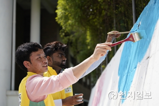 Shincheonji Volunteer Group members carried out a voluntary mural-painting activity atJeonranamdo Community Rehabilitation Center on the 4th (Photo by: Shincheonji Volunteer Group’sGwangju branch) ⓒDaily Cheonji 9.5.2019