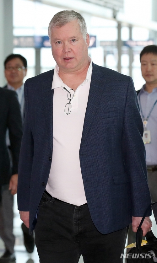 한미워킹그룹 참석 차 방한한 스티븐 비건 미국 국무부 대북정책특별대표가 11일 오전 인천국제공항을 통해 미국으로 귀국하고 있다. (출처: 뉴시스)