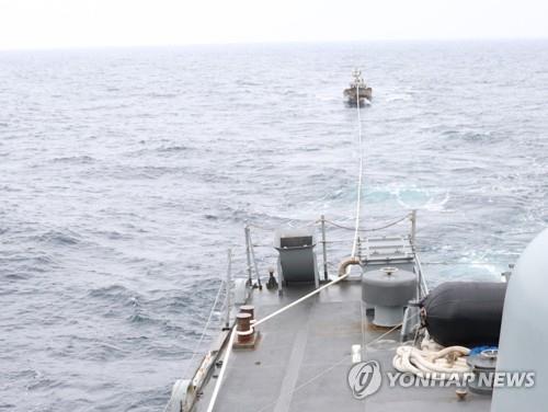 합동참모본부는 6월 11일 오후 1시 15분께 해군 함정이 동해 해상에서 기관고장으로 표류 중이던 북한어선 1척(6명 탑승)을 구조해 북측에 인계했다고 밝혔다. 사진은 해군에 구조된 북한어선의 모습 (출처:연합뉴스)