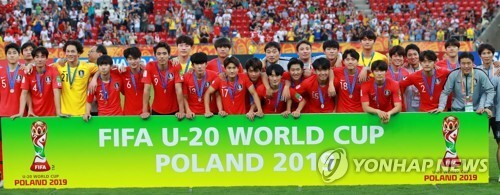 (우치[폴란드]=연합뉴스) 15일 오후(현지시간) 폴란드 우치 경기장에서 열린 2019 국제축구연맹(FIFA) 20세 이하(U-20) 월드컵 결승 한국과 우크라이나의 경기에서 1-3으로 패하며 준우승을 차지한 뒤 선수단이 시상식에서 기념촬영을 하고 있다. 