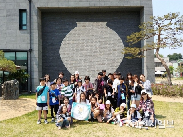 지난 5월 11일 경기도 이천 예스파크 해주박물관에서 학생들이 기념 촬영을 하고 있다. (제공: 영일도방)ⓒ천지일보 2019.6.16