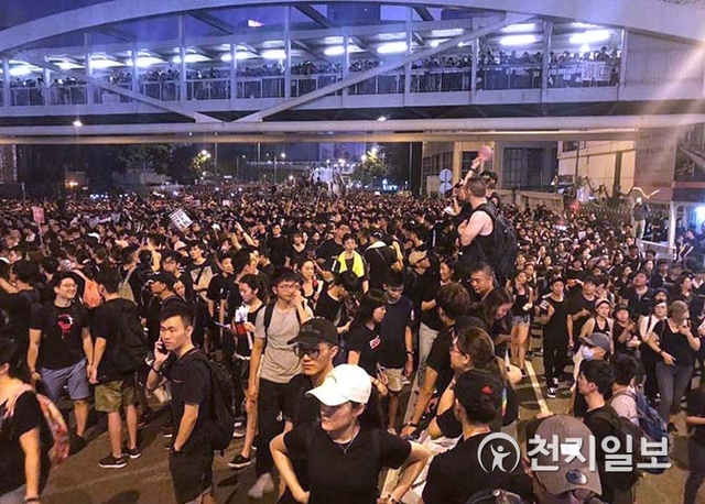 [천지일보=이솜 기자] 홍콩 시민들이 16일 저녁 홍콩 정부청사 앞에서 범죄인 인도법 폐지를 촉구하며 구호를 외치고 있다. (독자제공) ⓒ천지일보 2019.6.16