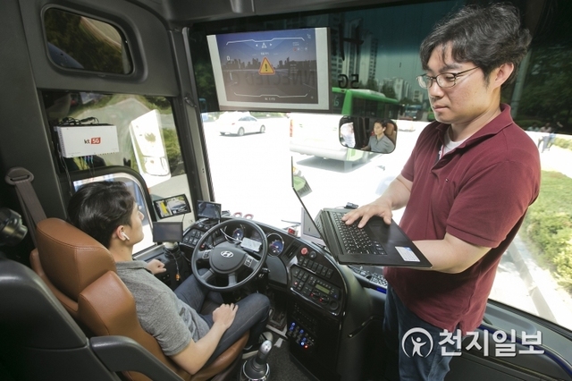 KT가 국내최초로 실제 도로에서 5G-V2X(차량사물간 양방향 통신) 기술을 실증했다고 17일 밝혔다. (제공: KT) ⓒ천지일보 2019.6.17