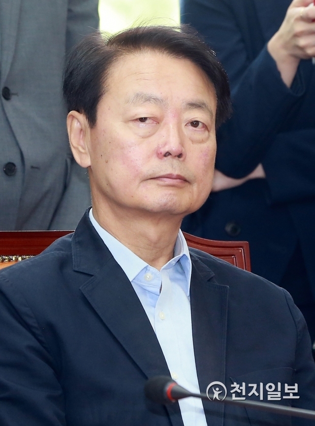 [천지일보=안현준 기자] 자유한국당 한선교 사무총장이 5일 서울 여의도 국회에서 열린 최고위원-중진의원 연석회의에 참석해 황교안 대표의 발언을 경청하고 있다. ⓒ천지일보 2019.6.5