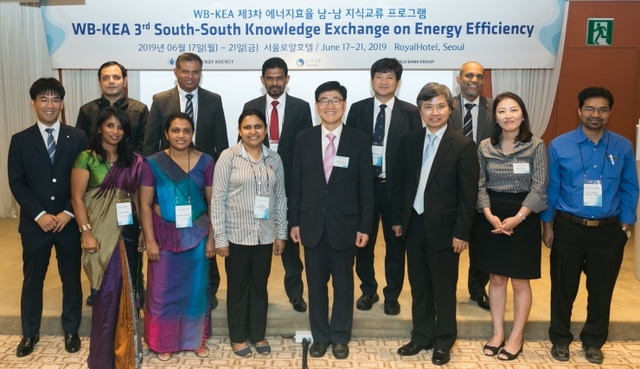 서울 로얄호텔에서 열리는 ‘WB-KEA 에너지효율 남-남 지식교류 프로그램’에서 한국에너지공단 오대균 기후대응이사(우측 네번째)와 참가자들이 단체사진을 촬영하고 있다. (제공: 한국에너지공단)ⓒ천지일보 2019.6.17