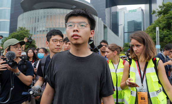 【홍콩=AP/뉴시스】17일(현지시간) 홍콩 입법회의 인근에서 홍콩 민주화 운동가 조슈아 웡이 범죄인 인도법 개정반대 시위자들을 향해 연설하고 있다.2014년 '홍콩 우산 시위'의 주역인 조슈아 웡은 이날 오전 라이치콕(荔枝角) 구치소에서 출소해 이번 시위에 동참할 것을 다짐했다.