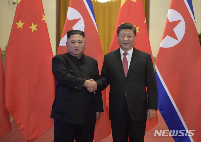 김정은(왼쪽) 북한 국무위원장이 중국을 방문한 지난 8일(현지시간) 베이징 인민대회당에서 시진핑 국가주석과의 회담에 앞서 악수하며 포즈를 취하고 있다. (출처: 뉴시스) 