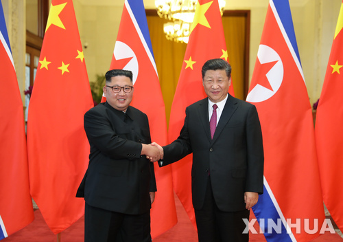 김정은 북한 국무위원장이 지난 6월 중국 베이징에서 시진핑 국가주석과 악수하고 있다.(출처:뉴시스)