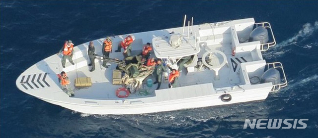 17일 미 국방부가 오만해(海) 유조선 피습사건의 배후가 이란이라고 주장하며 공개한 사진. 미 국방부는 미 해군 헬리콥터가 촬영한 이 사진에 찍힌 선박에 일본 해운사 소속 파나마 선적 유조선 고쿠카 커레이저스호(號)에서 폭발하지 않은 선체부착 폭탄을 제거한 이란 혁명수비대(IRGC) 대원들이 타고 있다고 밝혔다. (출처: 뉴시스)