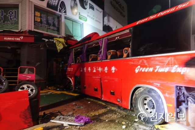 18일 오전 1시 19분께 충남 아산시 음봉면 덕지리 산동교차로에서 출근버스와 트럭의 충돌사고로 2명이 사망하고 32명이 부상당하는 사고가 발생했다. (제공: 아산소방서) ⓒ천지일보 2019.6.18
