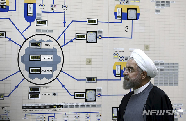 2015년 1월 이란의 하산 로하니 대통령이 남부 부셰르 원전을 방문하고 있다. 17일 이란은 이 부세르 원전에서 곧 우라늄 농축 수준을 현 3.67%에서 5%로 높일 수 있다고 경고했다.  (출처: 뉴시스)