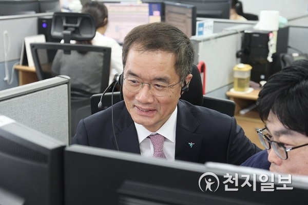 하나생명 주재중 사장이 17일 대전 손님케어센터 상담사들과 현장의 소리를 듣고 있다. (제공: 하나생명) ⓒ천지일보 2019.6.18