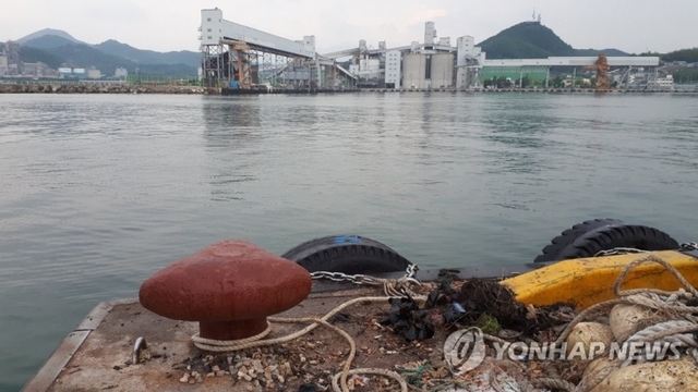 북한 어선이 정박했던 곳으로 추정되는 삼척항 부두 맨 끝의 모습 (출처: 연합뉴스)