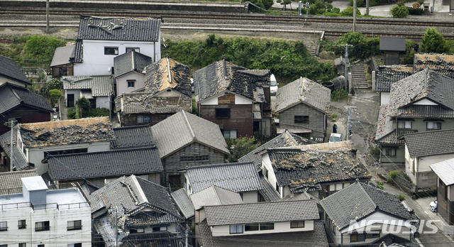 야마가타현 쓰루오카시 한 주택의 기와가 18일 밤 지진 영향으로 떨어져 나갔다. (출처: 뉴시스)