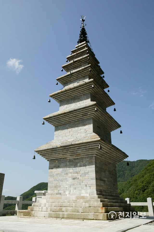 강원도 정선 정암사에 세워진 수마노탑의 모습. (제공: 정선군청) ⓒ천지일보