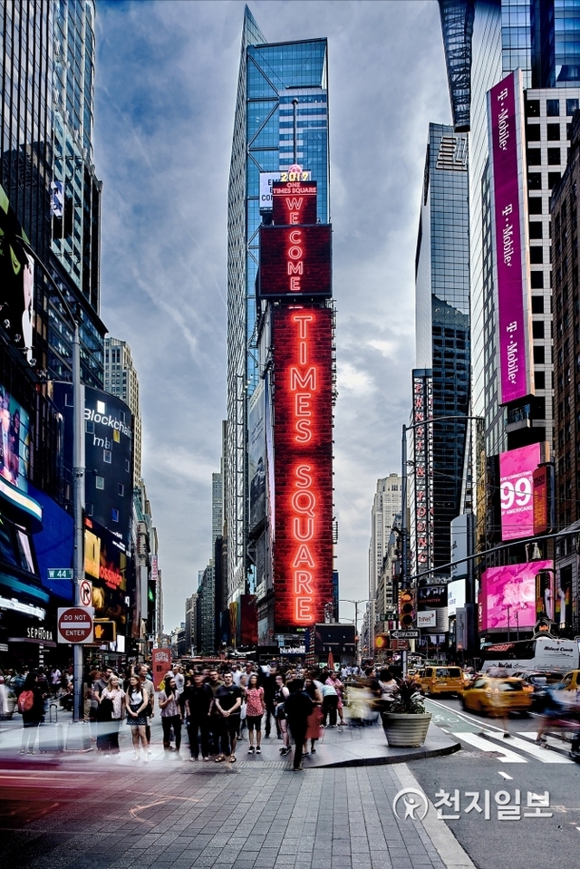삼성전자가 이달 초 뉴욕 타임스 스퀘어에 위치한 ‘원 타임스 스퀘어’ 건물 외벽 전광판을 삼성 스마트 LED 사이니지로 교체 공급했다고 19일 밝혔다. (제공: 삼성전자) ⓒ천지일보 2019.6.19