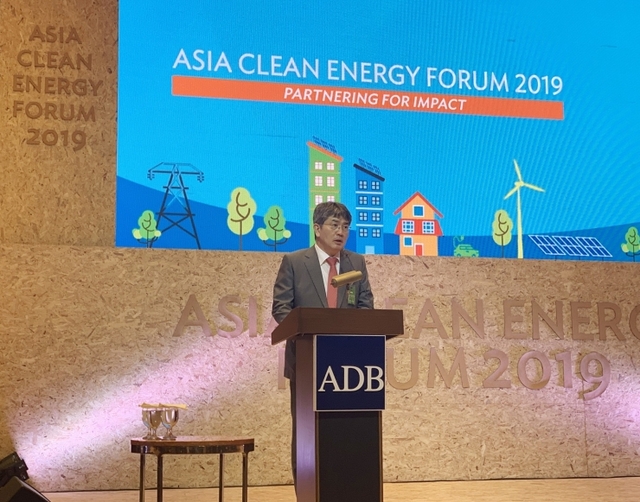18일 한국에너지공단과 아시아개발은행이 공동으로 주관한 ‘2019 클린에너지포럼(ACEF)’에서 김창섭 한국에너지공단 이사장이 환영사를 하고 있다. (제공: 한국에너지공단) ⓒ천지일보 2019.6.19