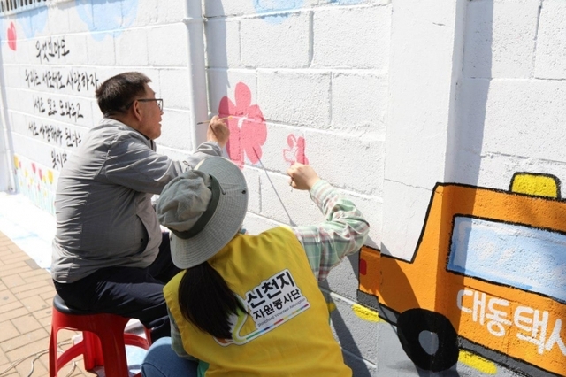 The Wonju branch of Shincheonji Volunteer Group held a wall painting event for about a week from 12th of May in which they expressed their earnest desire for peaceful unification. A member of the Vietnam War Veterans Association participated in the painting of a mural wishing for peaceful unification and drew with volunteers.(Photo by:Shincheonji Volunteer Group)