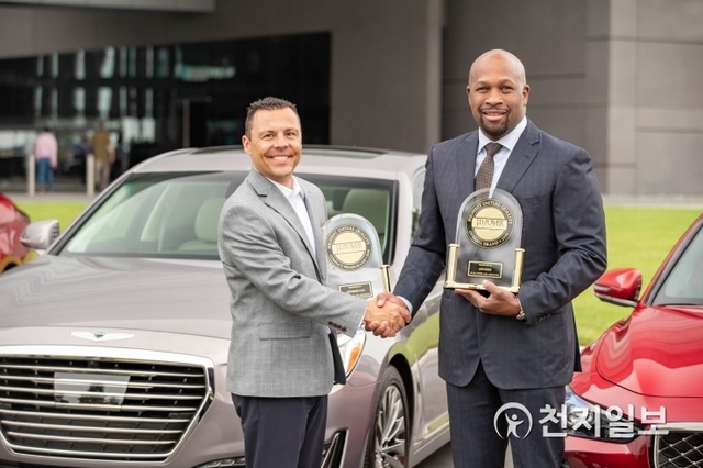 마이클 바타글리아 제이디파워 부사장(왼쪽)으로부터 최고 품질상을 수상하는 제네시스 미국 총괄운영책임자(COO) 어윈 라파엘. (제공: 현대자동차) ⓒ천지일보 2019.6.20