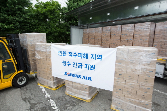 대한항공은 19일 인천시 서구지역 수돗물 음용 불가 판정 피해 학교에 생수 1000박스를 긴급 지원했다. (제공: 대한항공)