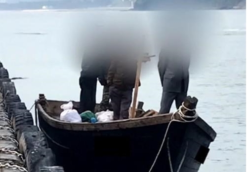 지난 15일 북한 선원 4명이 탄 어선이 연안에서 조업 중인 어민의 신고로 발견됐다는 정부 당국의 발표와 달리 삼척항에 정박했다고 KBS가 18일 보도했다. 사진은 북한 어선이 삼척항 내에 정박한 뒤 우리 주민과 대화하는 모습. (출처: KBS) 2019.6.19