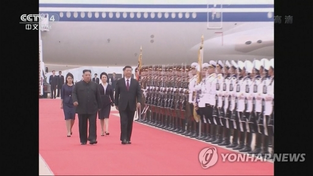 시진핑(習近平) 중국 국가주석이 20일 평양 순안공항(평양국제비행장)에 도착해 김정은 북한 국무위원장과 함께 북한 인민군 의장대를 사열하고 있다. CCTV 화면 캡처 (출처: 연합뉴스)