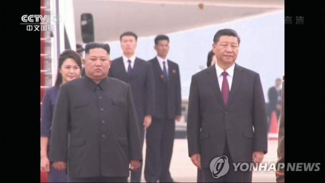 시진핑(習近平) 중국 국가주석이 20일 평양 순안공항(평양국제비행장)에 도착해 김정은 북한 국무위원장과 함께 북한 인민군 의장대를 사열하고 있다. CCTV 화면 캡처 (출처: 연합뉴스)