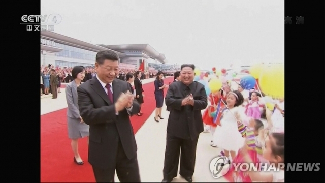시진핑(習近平) 중국 국가주석이 20일 평양 순안공항(평양국제비행장)에 도착해 김정은 북한 국무위원장과 함께 박수를 치고 있다. CCTV 화면 캡처 (출처: 연합뉴스)