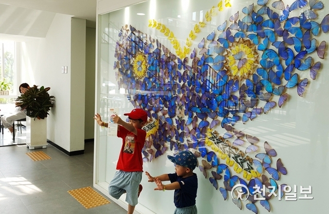 1층 로비에 설치된 대형 나비 액자 앞에서 아이들이 사진을 촬영하고 있다. ⓒ천지일보 2019.6.15