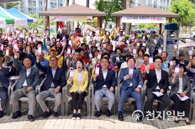 정종제 광주시 행정부시장이 21일 오후 남구 송하마을 휴먼시아 3단지 조각공원에서 열린 아파트 생활갈등 해결 소통아파트 1호점 개소식에 참석해 내빈, 주민과 함께 소통지 퍼포먼스를 하고 있다. (제공: 광주시) ⓒ천지일보 2019.6.21