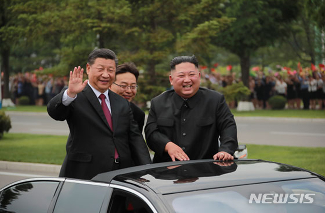 북한 노동신문은 지난 20일 평양을 방문한 시진핑 중국 국가주석과 김정은 국무위원장이 카퍼레이드 하는 모습을 21일 보도했다(출처: 뉴시스)