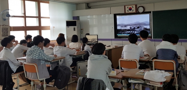 해남군이 3.1운동 100주년을 기념해 옥매산 광부 집단 수몰 사건을 다룬 다큐멘터리 영상을 관내 학교  학생을 대상으로 영상을 상영하고 있다. (제공:해남군) ⓒ천지일보 2019.6.21