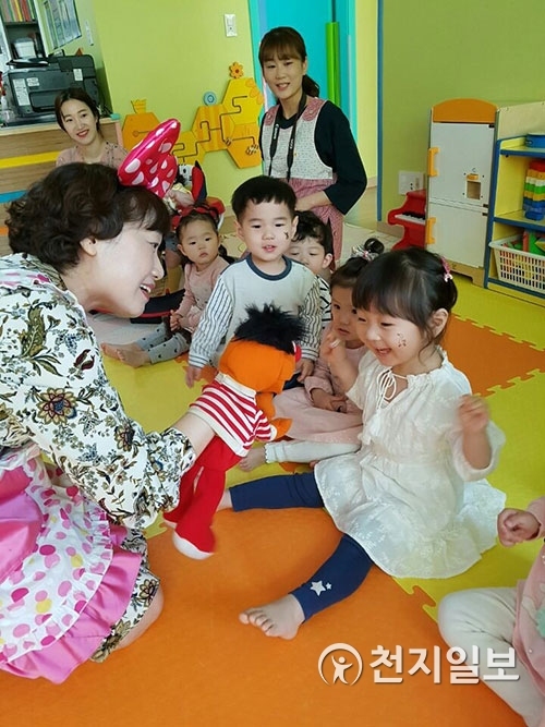 아이들이 동화구연을 보고 즐거워 하고 있다. (제공: 김천시) ⓒ천지일보 2019.6.22