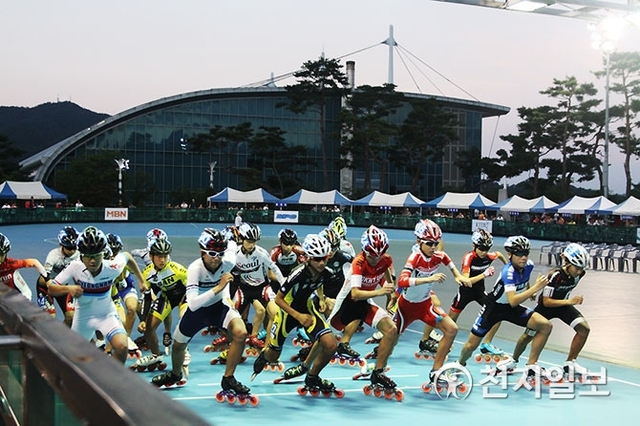 롤러 스케이트 선수들이 롤러경기장에서 경기를 하고 있다. (제공: 김천시) ⓒ천지일보 2019.6.22