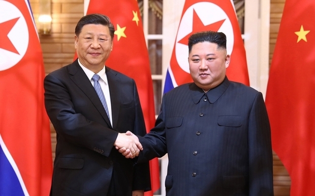 김정은 북한 국무위원장과 시진핑 중국 국가주석이 20일 회담을 하고 지역 평화와 발전을 위해 북중관계를 더욱 발전시키기로 뜻을 모았다고 조선중앙통신이 21일 전했다. (출처: CCTV)