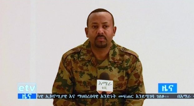 아비 아흐메드 에티오피아 총리는 전투복 차림으로 TV에 출연해 “암하라주의 주도 바히르다르에서 정부에 대항하는 공격이 발생해 관리들이 숨졌다”고 밝혔다(출처: BBC캡처)