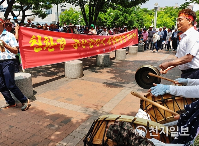 [천지일보 진주=최혜인 기자] 경남 진주시 대곡면 설매리 주민들 200여명이 24일 오후 2시 진주시청 앞 광장에서 집회를 열고 동물화장장 설치반대를 촉구하고 있다.이들은 “바쁜 농번기에도 생존권과 환경권을 사수하기 위해 총궐기했다”며 “접수된 동물화장시설의 건축 신고를 즉각 반려하고 앞으로도 설치될 수 없도록 강력조치하라”고 요구했다. ⓒ천지일보 2019.6.24