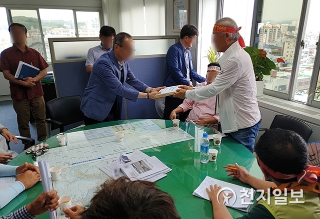 [천지일보 진주=최혜인 기자] 비대위가 집회를 마치고 시청 7층에서 도시건설국장 등 관계자들을 만나 설치를 반대하는 주민들 2328명의 서명부를 전달하고 있다. ⓒ천지일보 2019.6.24