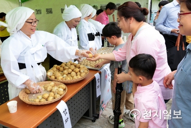 지난 22일 개최된 ‘나라사랑 평화나눔 통일 평화축제’에서 시민들이 ‘전쟁음식 체험’ 부스에 참여하고 있다. (제공: 신천지자원봉사단 광주전남연합회)ⓒ천지일보 2019.6.25